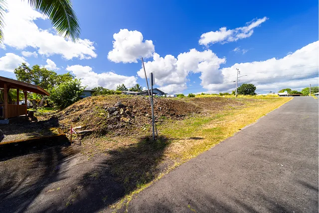 a view of a backyard