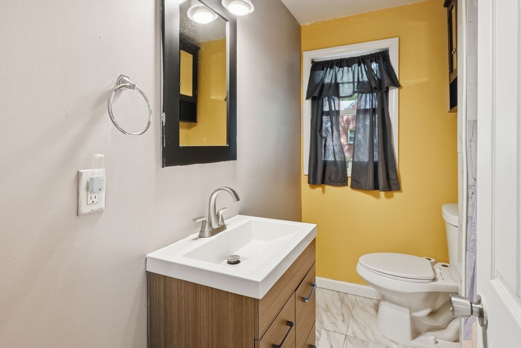 881 Roosevelt Avenue Springfield, MA 01109 - Photo 15 of 35