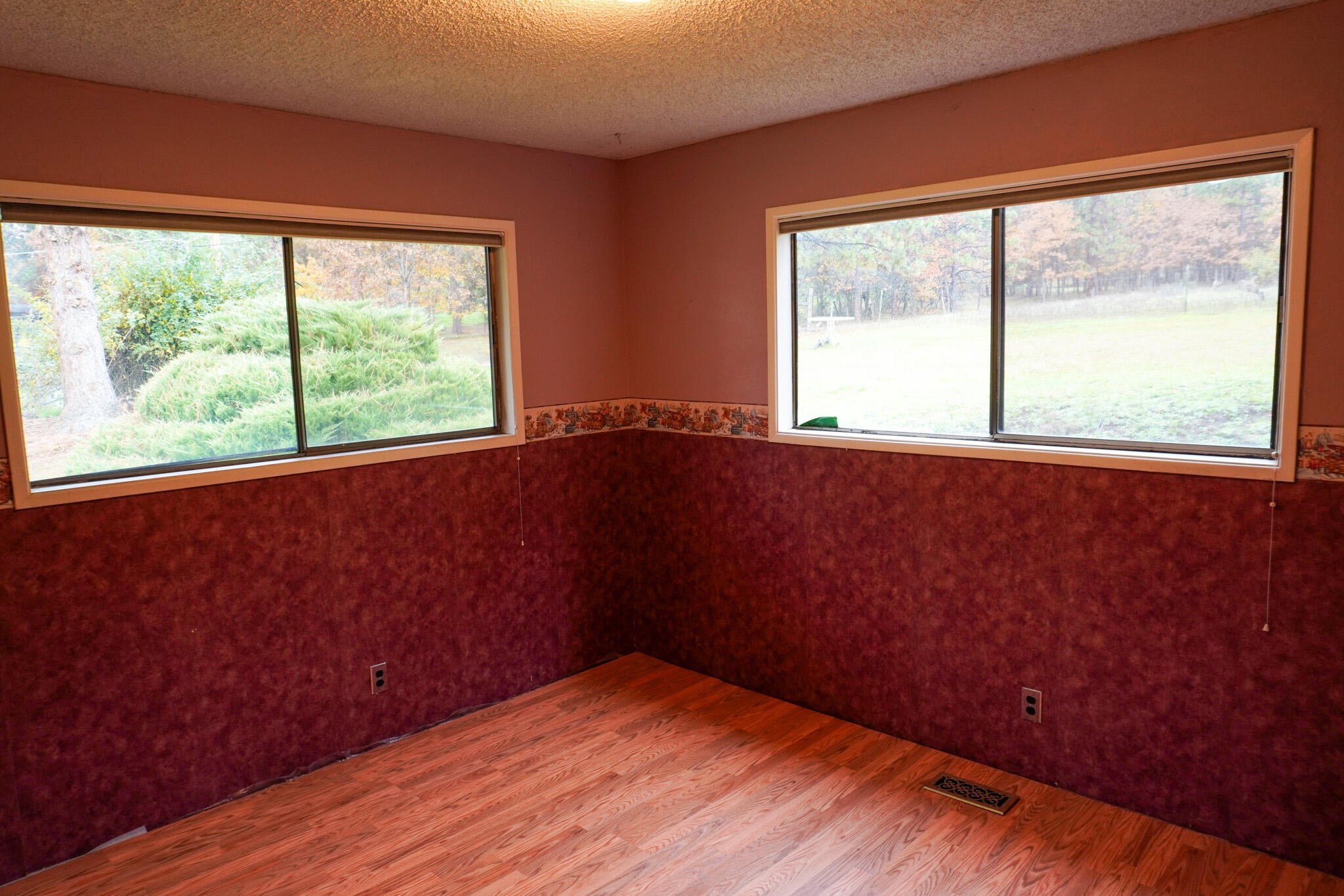 2025 Alta Vista Road Eagle Point, OR 97524 - Photo 24 of 41 Bedroom 3