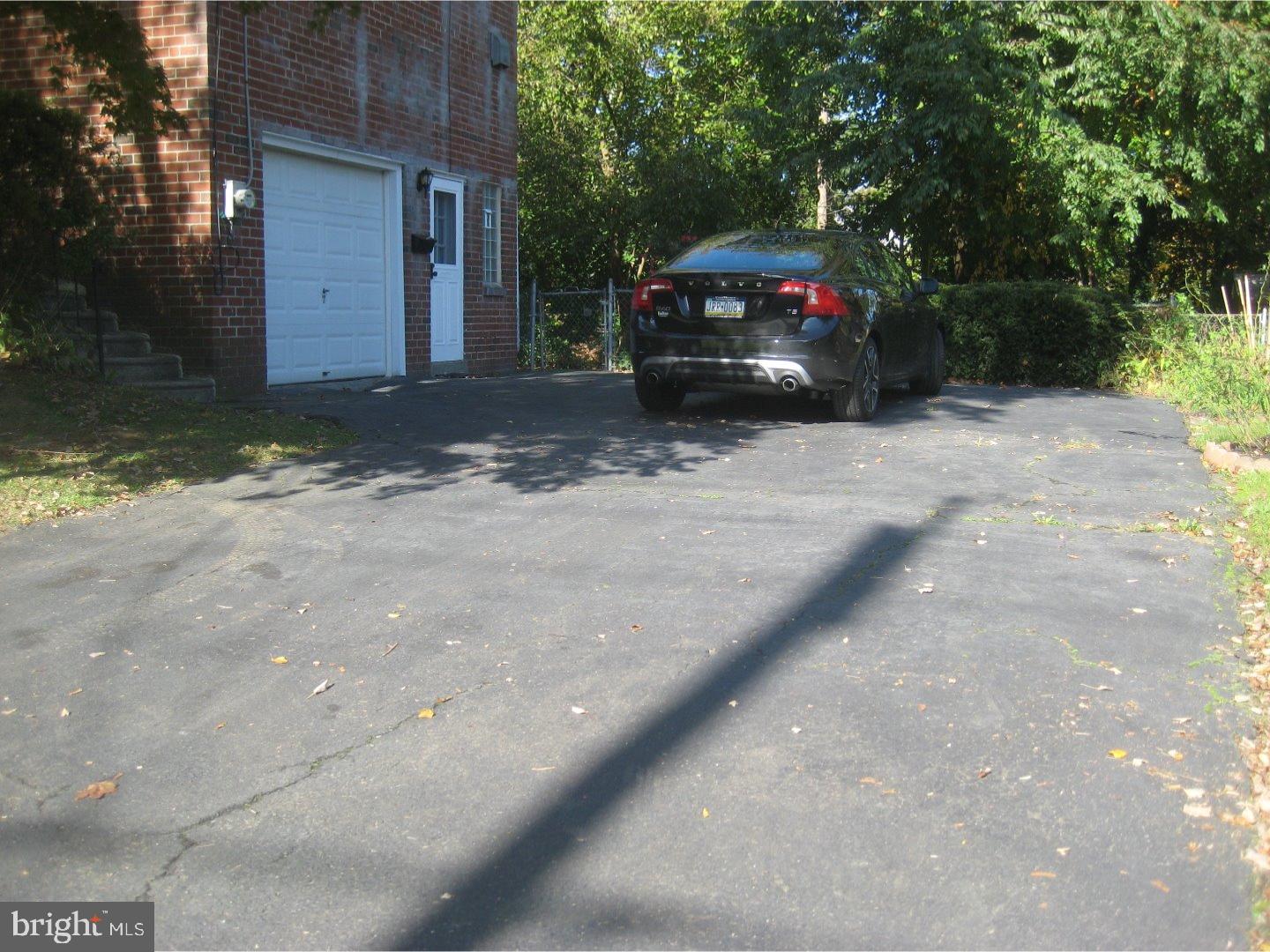 13494 Trevose Road Philadelphia, PA 19116 - Photo 3 of 25 Driveway