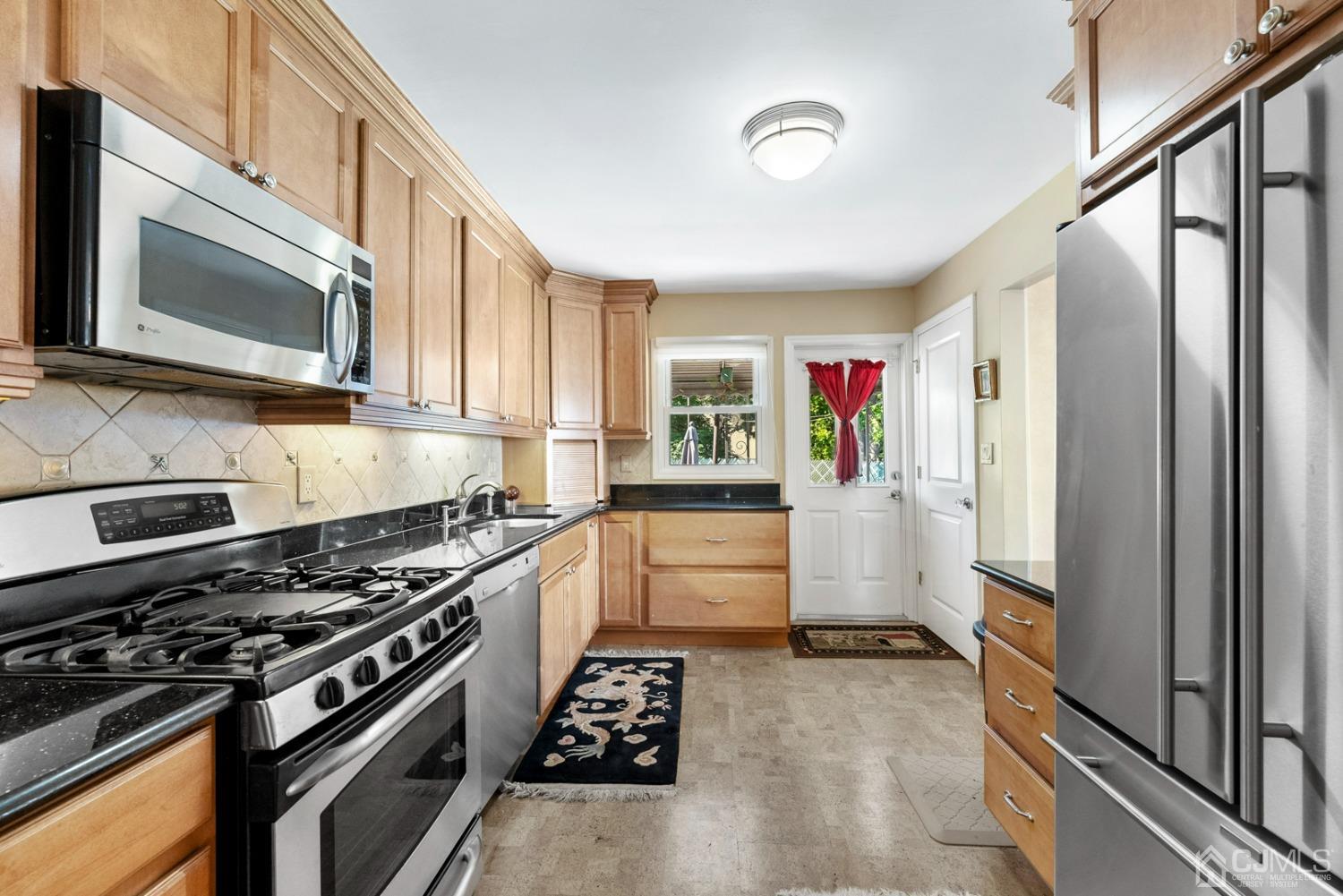 27 Rector Avenue Woodbridge, NJ 07095 - Photo 7 of 22 Gallery Image 7
