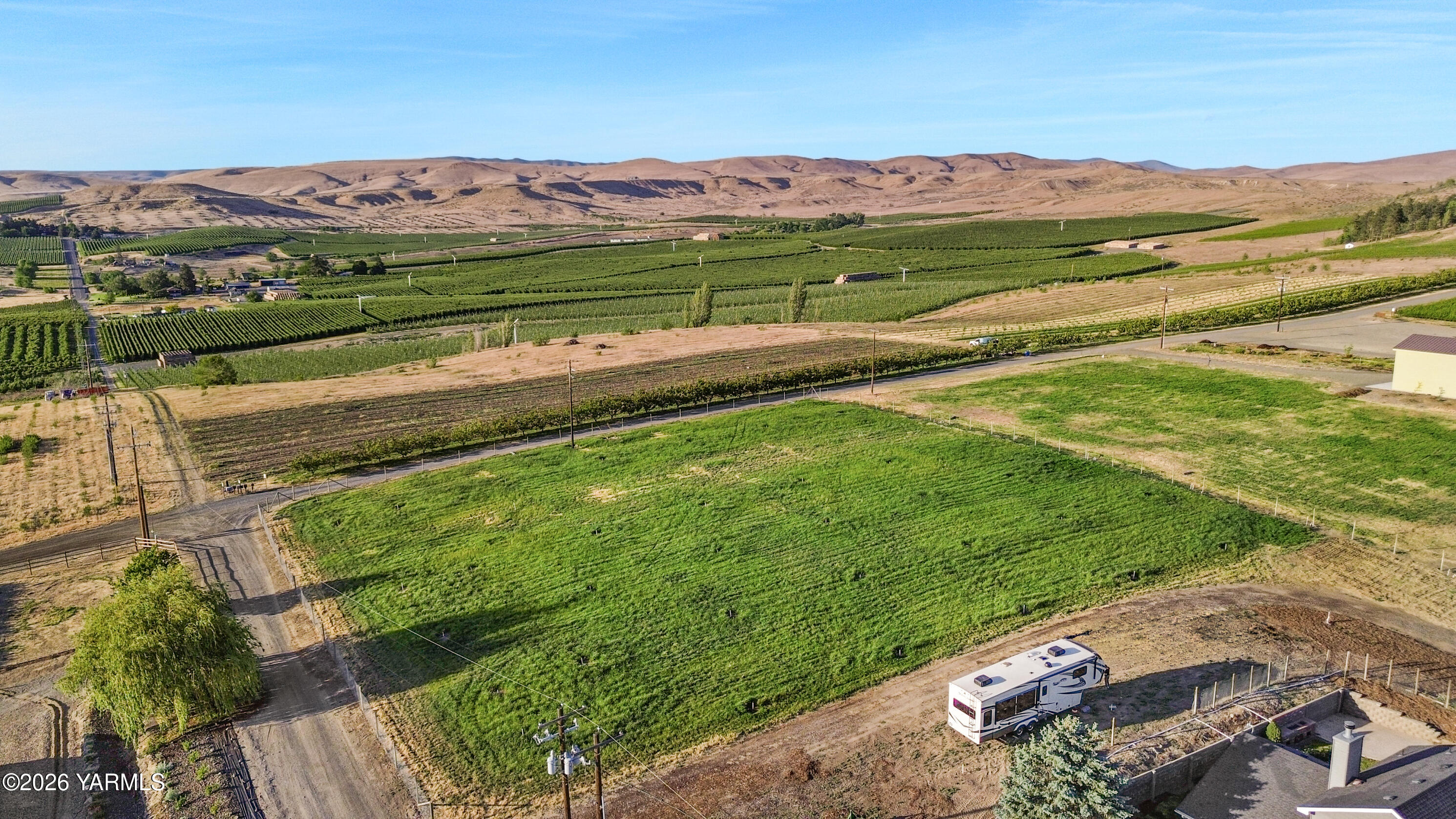 5060 Lombard Loop Road Zillah, WA 98953 - Photo 63 of 65 a view of a city with a mountain