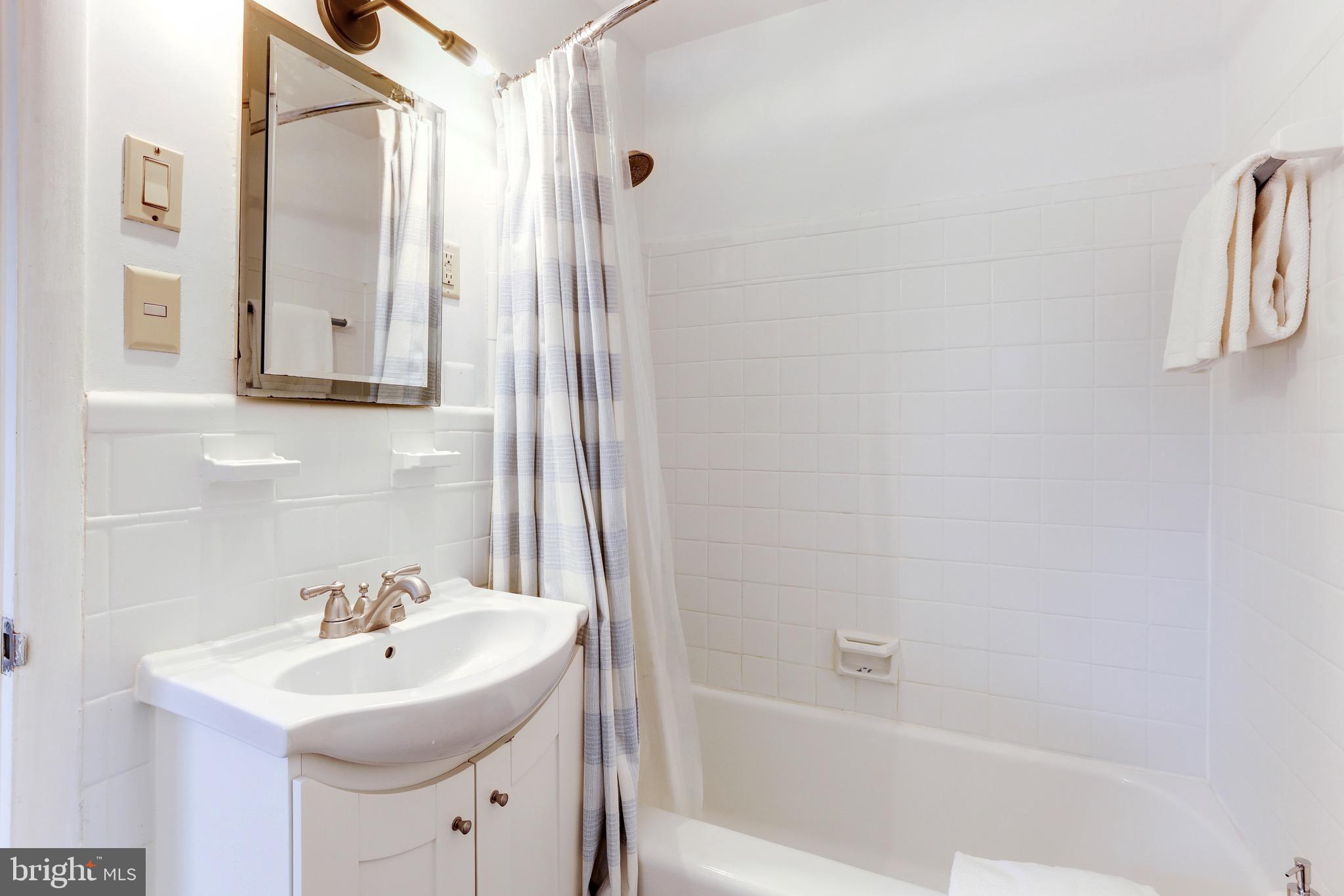 4019 24th Road North Arlington, VA 22207 - Photo 12 of 27 En Suite Full Bathroom
