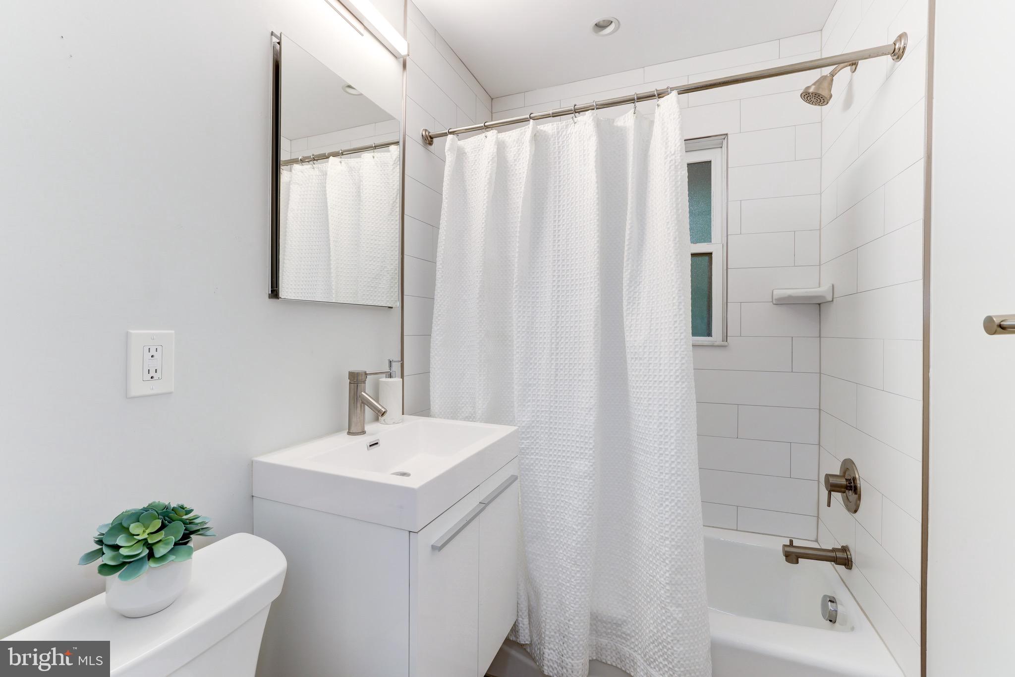 4019 24th Road North Arlington, VA 22207 - Photo 15 of 27 Main Level Hall Bathroom