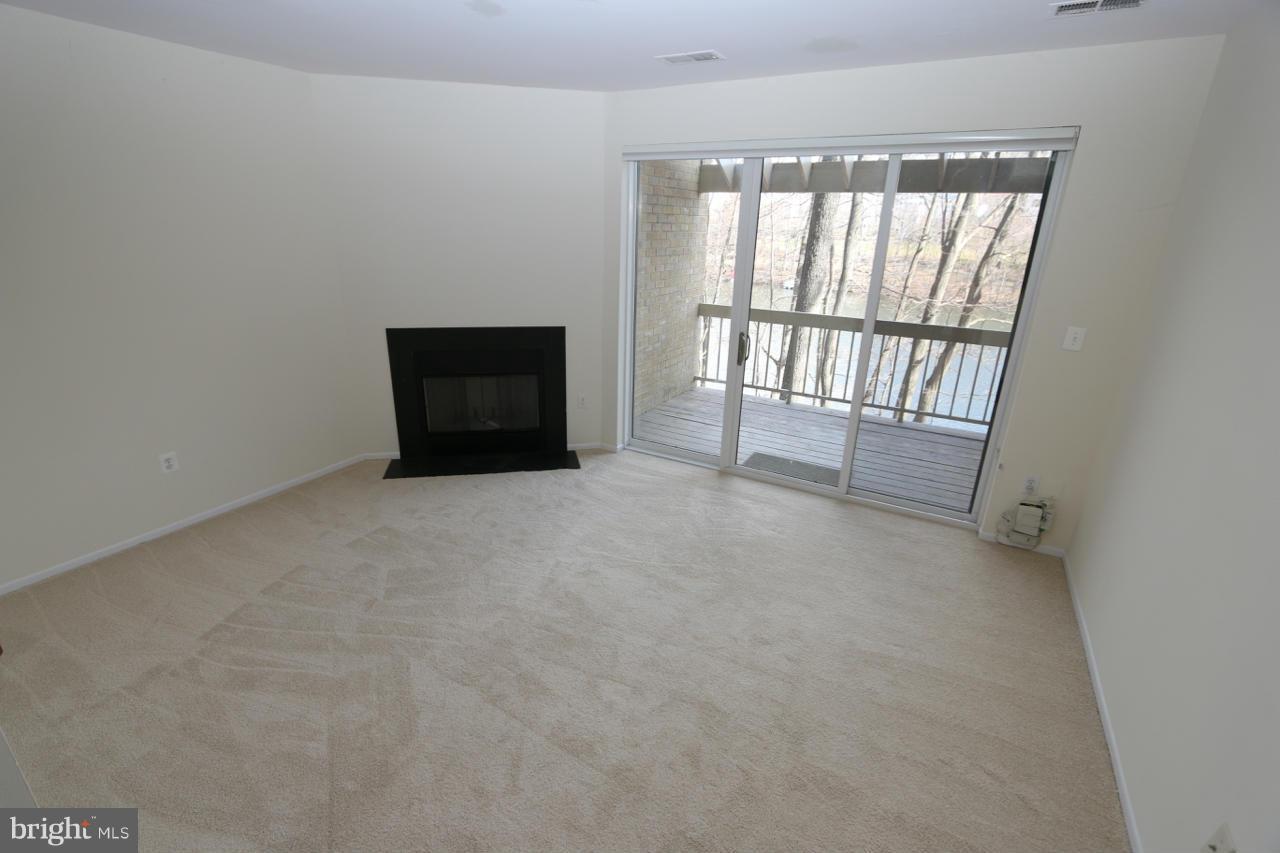 11148 Boathouse Court, Unit 77 Reston, VA 20191 - Photo 3 of 25 Living Room