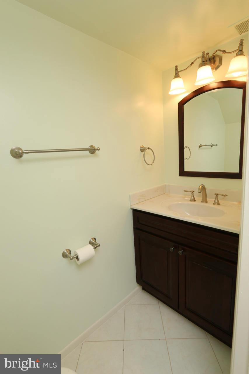 11148 Boathouse Court, Unit 77 Reston, VA 20191 - Photo 10 of 25 Powder Room