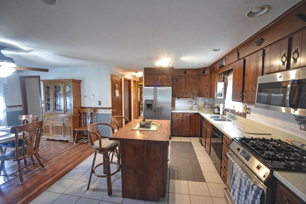 407 Hillside Road Westfield, MA 01085 - Photo 4 of 16 Gallery Image 4
