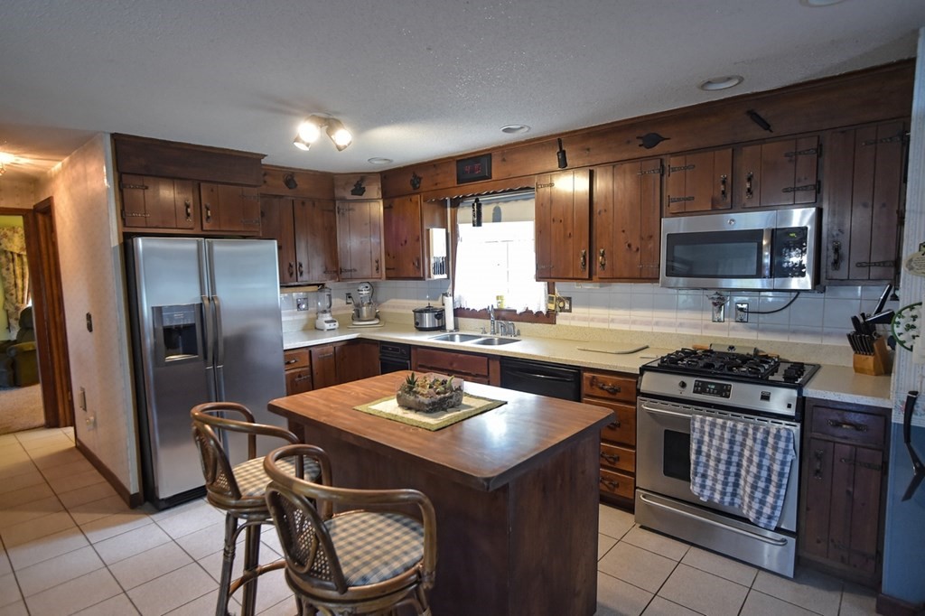 407 Hillside Road Westfield, MA 01085 - Photo 6 of 16 Gallery Image 6