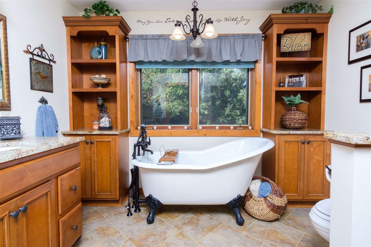 5121 Halley Road Rockford, IL 61101 - Photo 14 of 25 a view of a bathtub in a kitchen