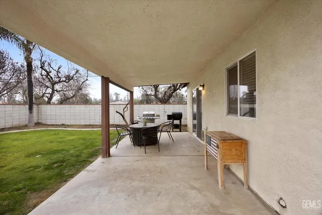 a view of a house with backyard and sitting area