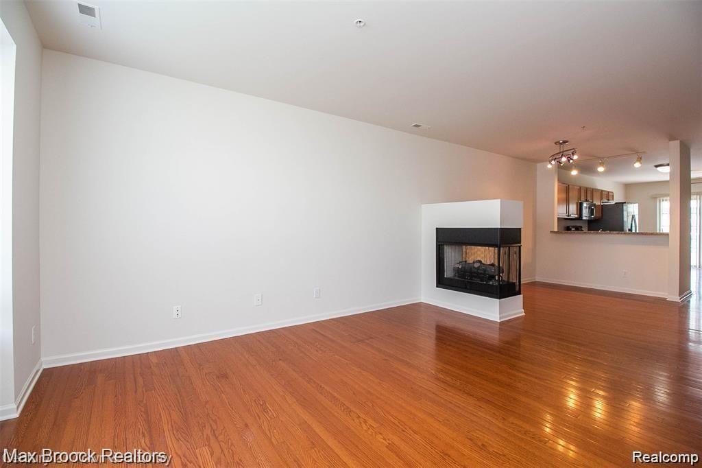 1404 Raliegh Place Troy, MI 48084 - Photo 4 of 9