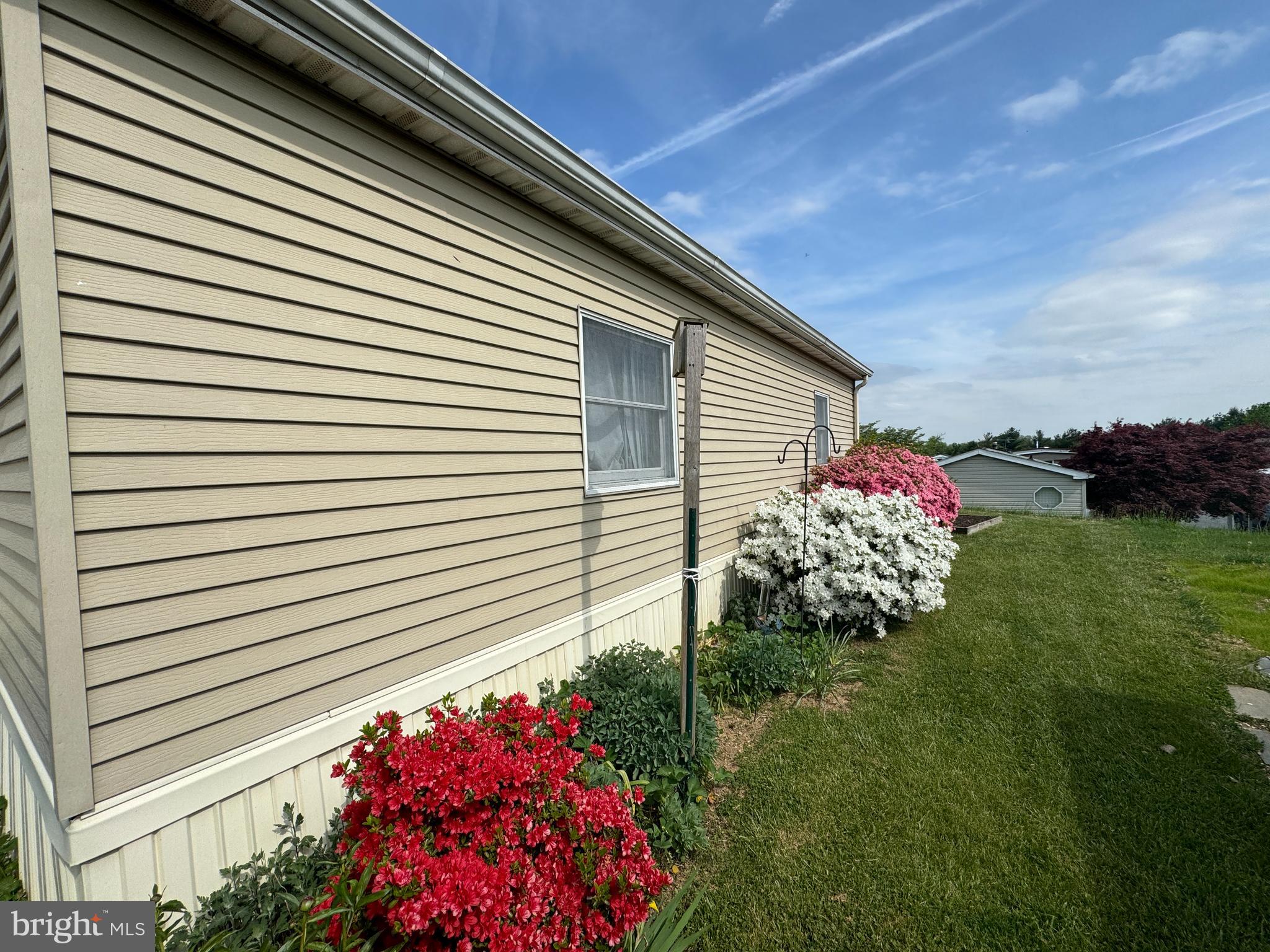 44 Ridgewood Manor Manheim, PA 17545 - Photo 8 of 29 Beautifully kept flower beds around home.