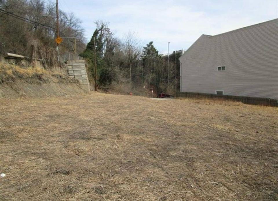 1429 Porterfield Street Pittsburgh, PA 15212 - Photo 11 of 16