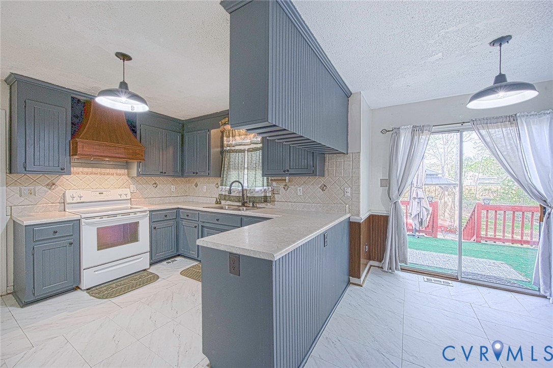 7372 Trailing Rock Road Prince George, VA 23875 - Photo 11 of 30 Kitchen and dining area