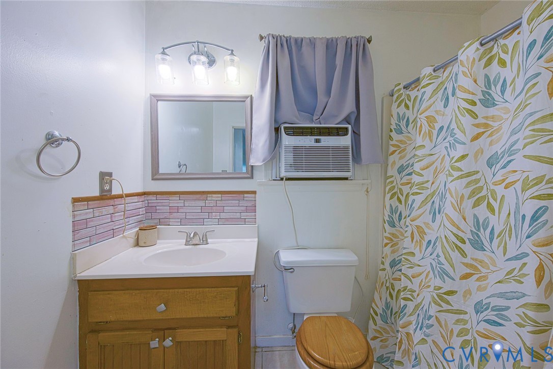 7372 Trailing Rock Road Prince George, VA 23875 - Photo 24 of 30 Shared hall bath