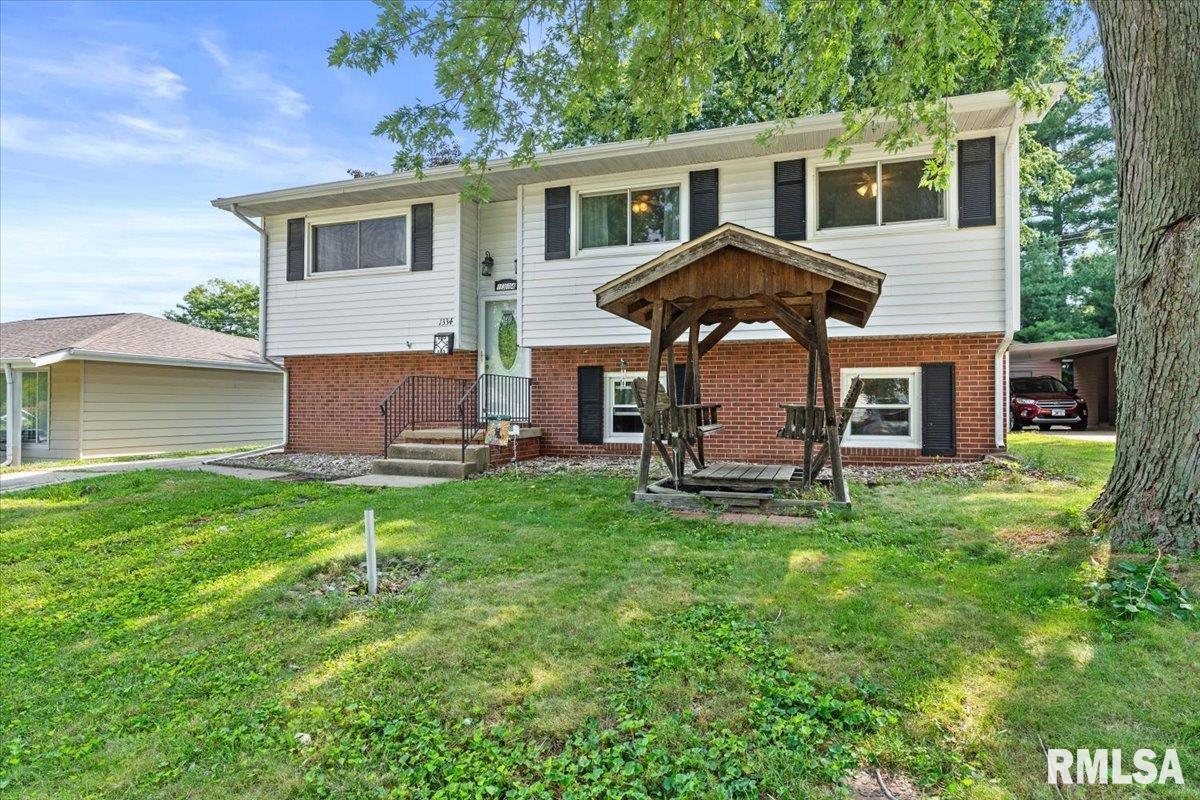 1334 Johnson Lane Springfield, IL 62702 - Photo 3 of 33 Gallery Image 3