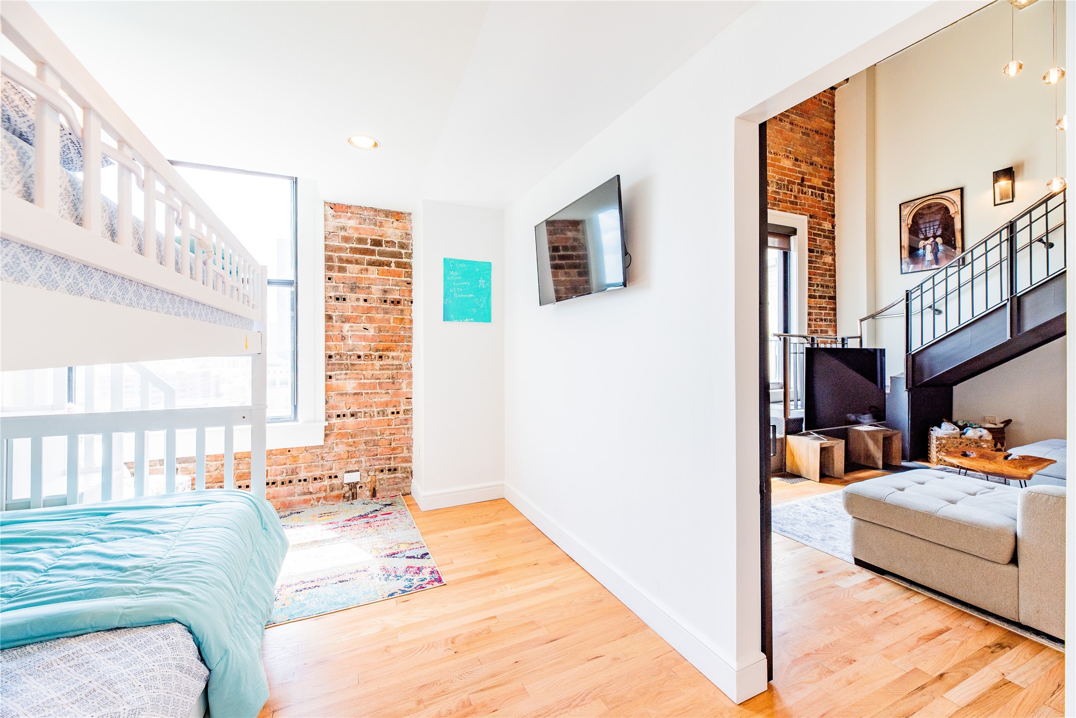 915 Franklin Street, Unit 9K Houston, TX 77002 - Photo 7 of 20 a bedroom with furniture and a large window