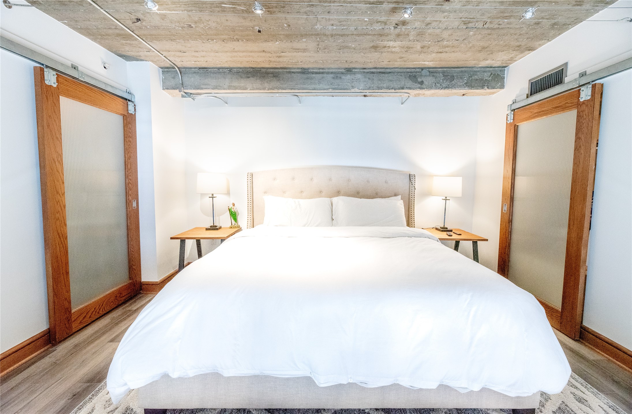 915 Franklin Street, Unit 9K Houston, TX 77002 - Photo 10 of 20 a bedroom with a bed and a window