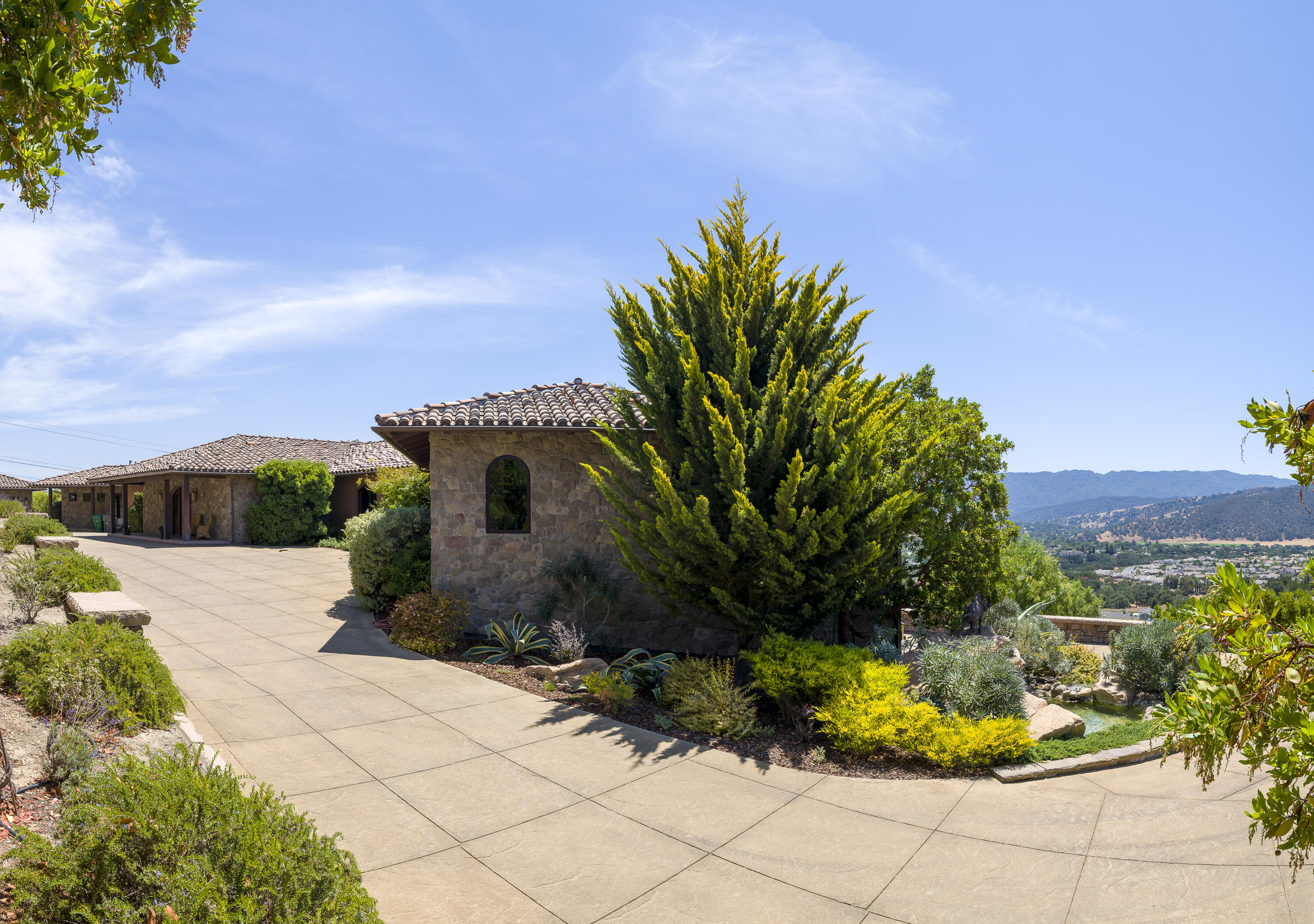 1418 Ribe Road Solvang, CA 93463 - Photo 3 of 46 Driveway