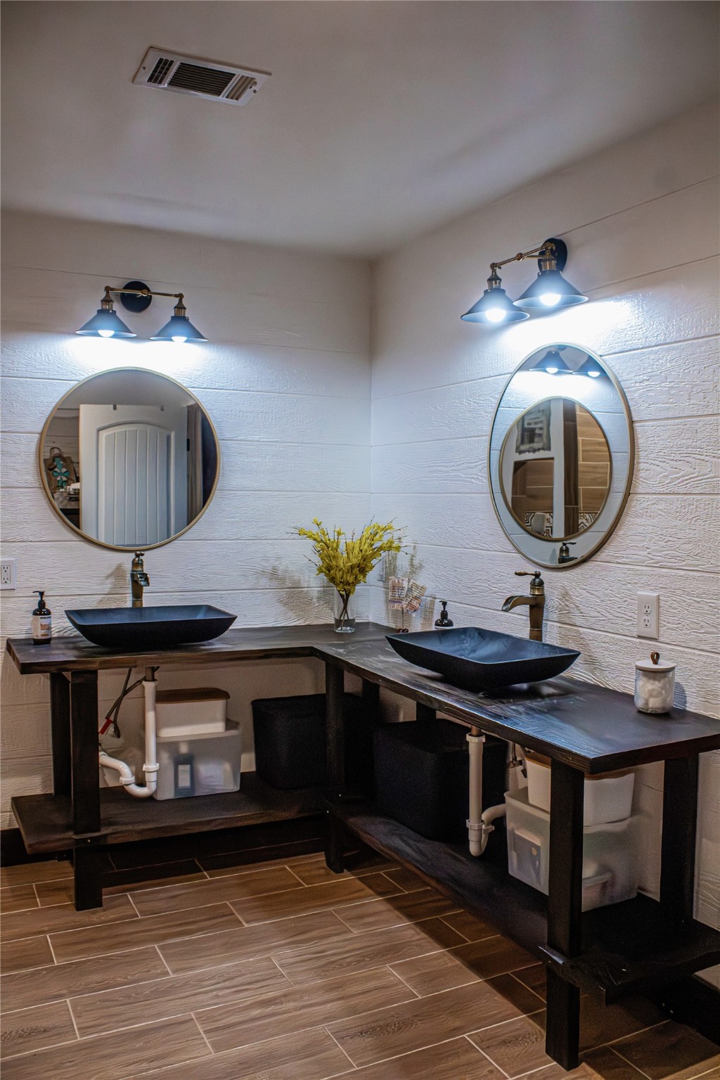 2703 Aspen Road Rosenberg, TX 77471 - Photo 17 of 24 a living room with furniture and a mirror