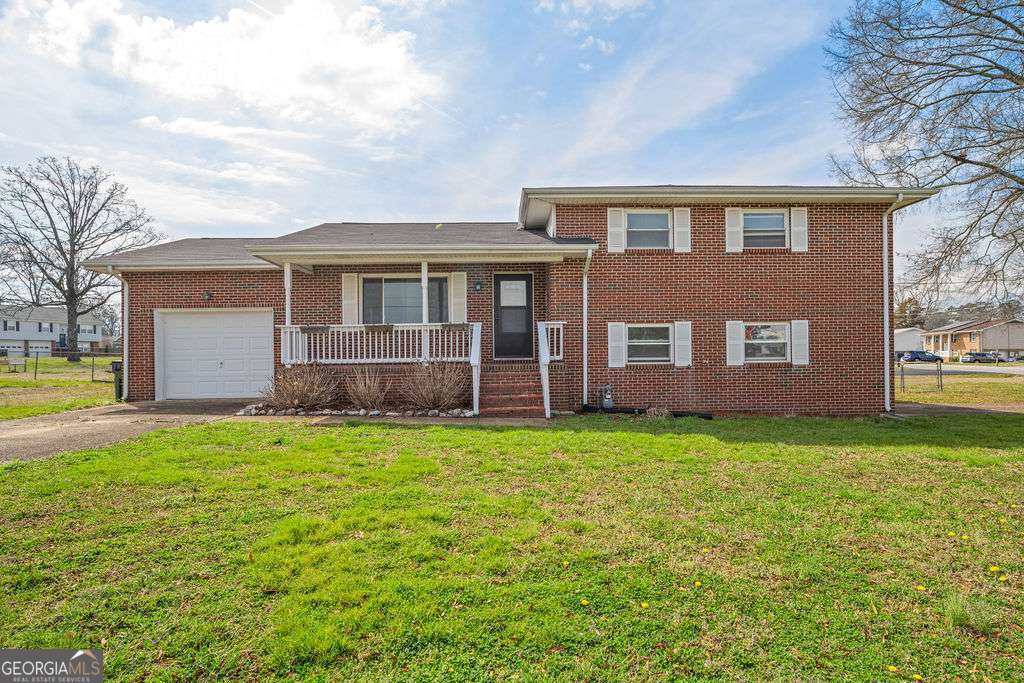 31 Jackson Way Fort Oglethorpe, GA 30742 - Photo 1 of 51 a view of a house with a yard