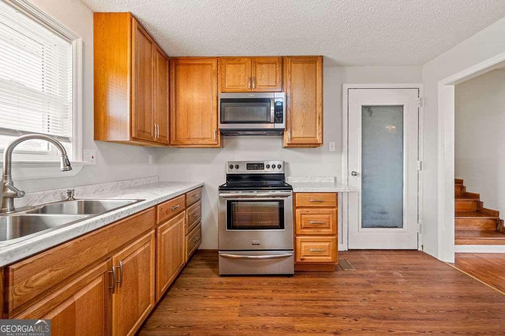31 Jackson Way Fort Oglethorpe, GA 30742 - Photo 12 of 51 a kitchen with granite countertop a refrigerator and a stove top oven