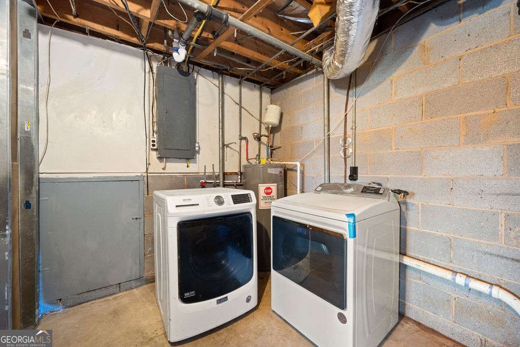 31 Jackson Way Fort Oglethorpe, GA 30742 - Photo 29 of 51 a utility room with dryer and washer