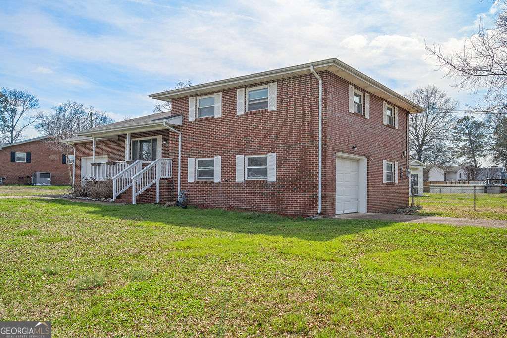 31 Jackson Way Fort Oglethorpe, GA 30742 - Photo 3 of 51 a front view of a house with garden