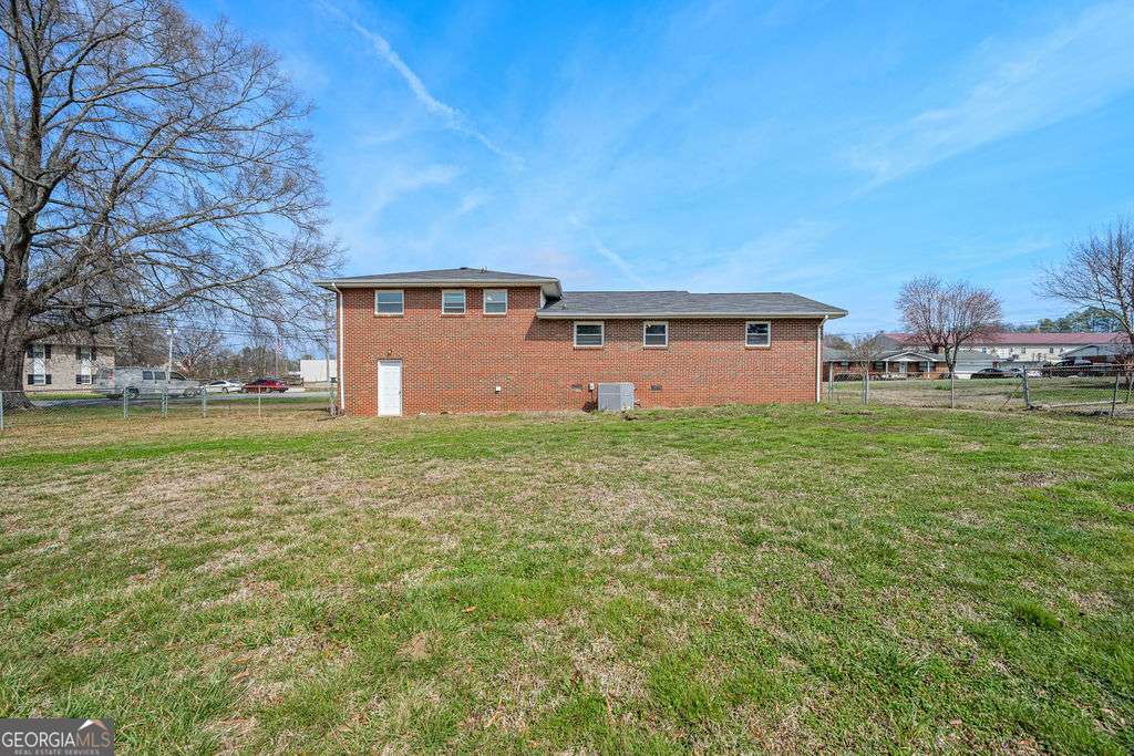 31 Jackson Way Fort Oglethorpe, GA 30742 - Photo 31 of 51 a house view with a garden space