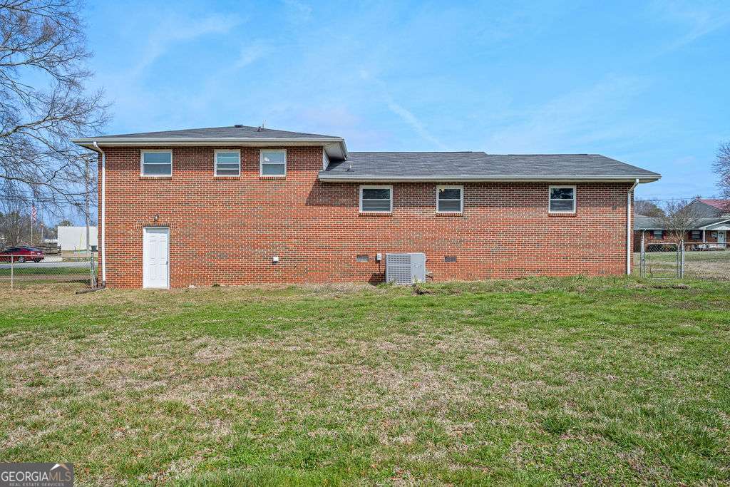 31 Jackson Way Fort Oglethorpe, GA 30742 - Photo 33 of 51 a front view of house with yard and green space