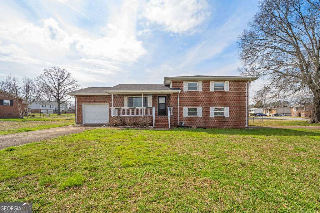 31 Jackson Way Fort Oglethorpe, GA 30742 - Photo 49 of 51 a house view with a garden space