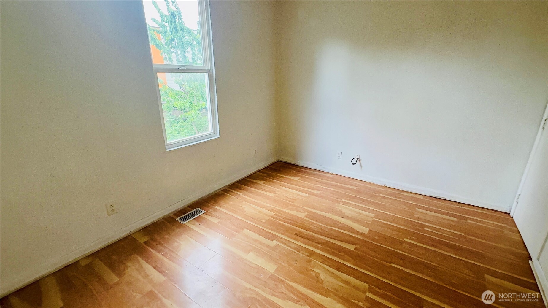 527 South Sullivan Street Seattle, WA 98108 - Photo 5 of 17