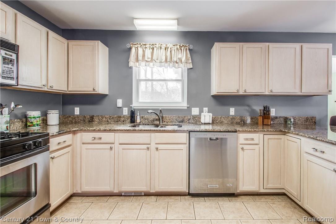 2153 Alsdorf Avenue Rochester, MI 48309 - Photo 10 of 48 INTERIORS (9 of 44).jpg