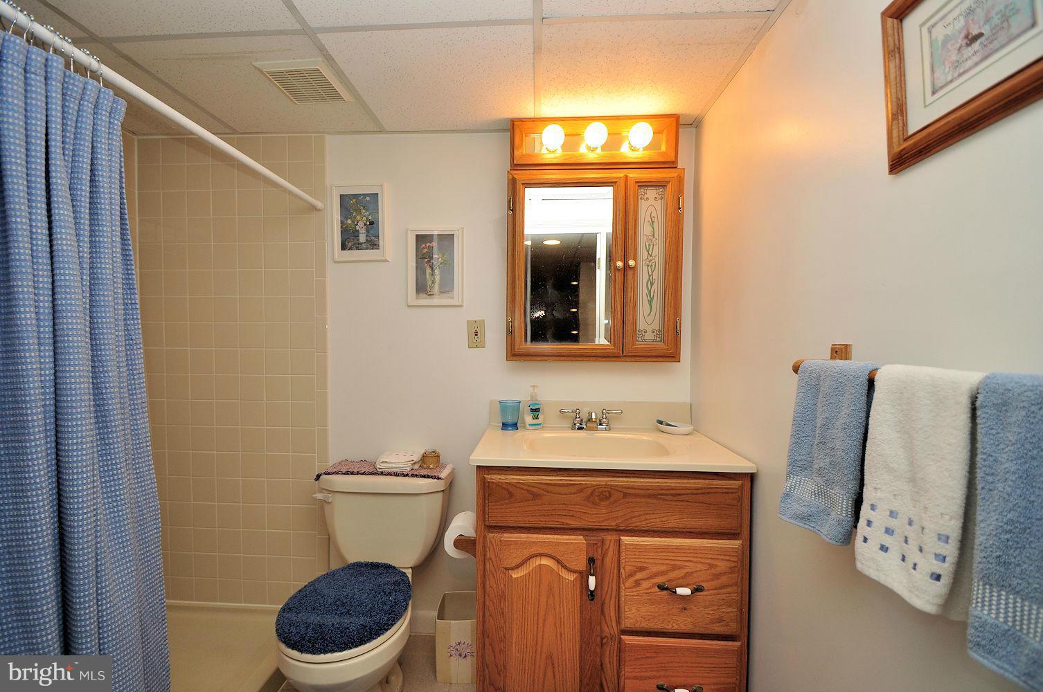 642 Coleraine Road Baltimore, MD 21229 - Photo 22 of 26 a bathroom with a toilet sink and mirror