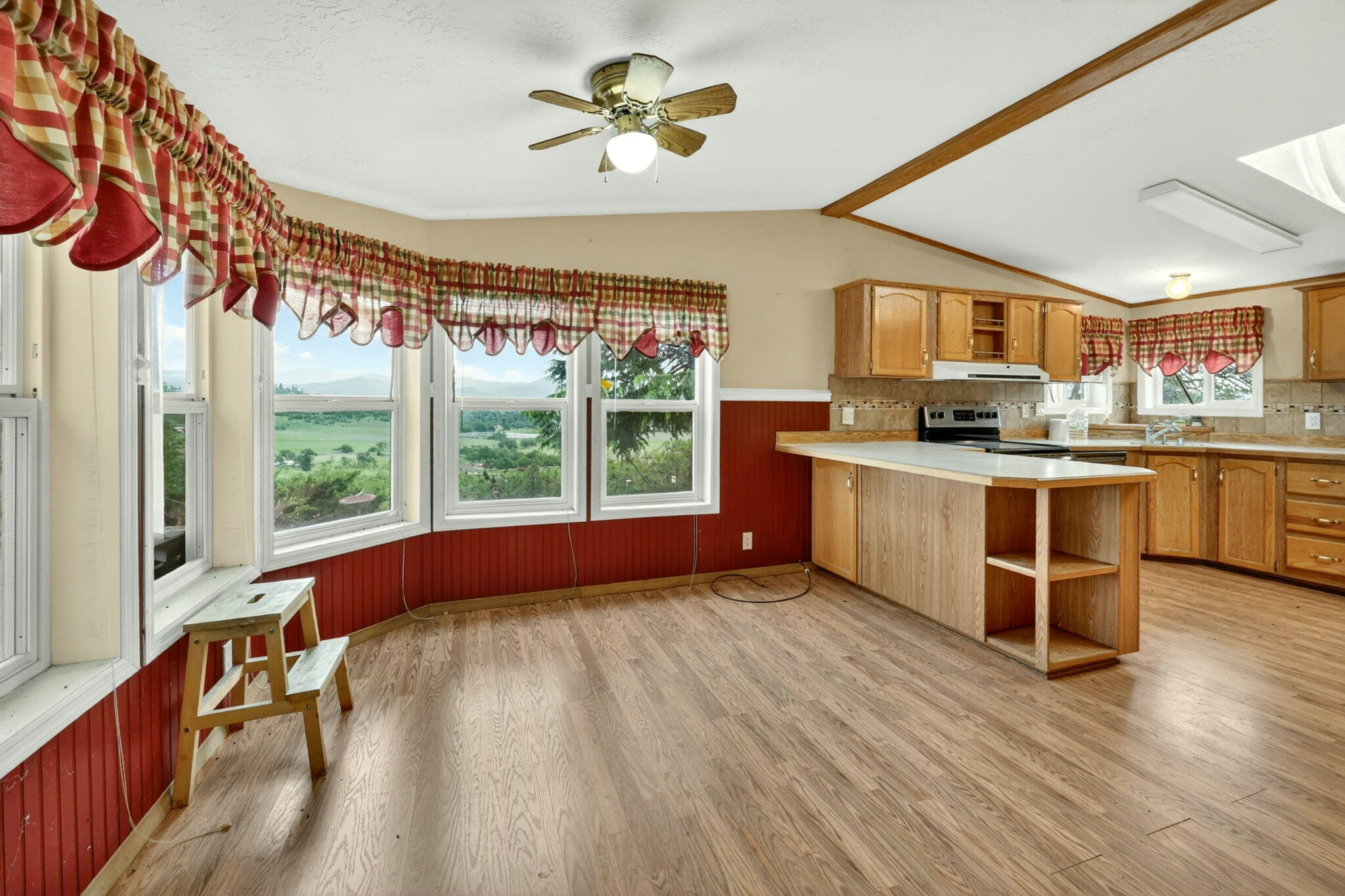 1374 West Linn Road Eagle Point, OR 97524 - Photo 21 of 45 Eating Area