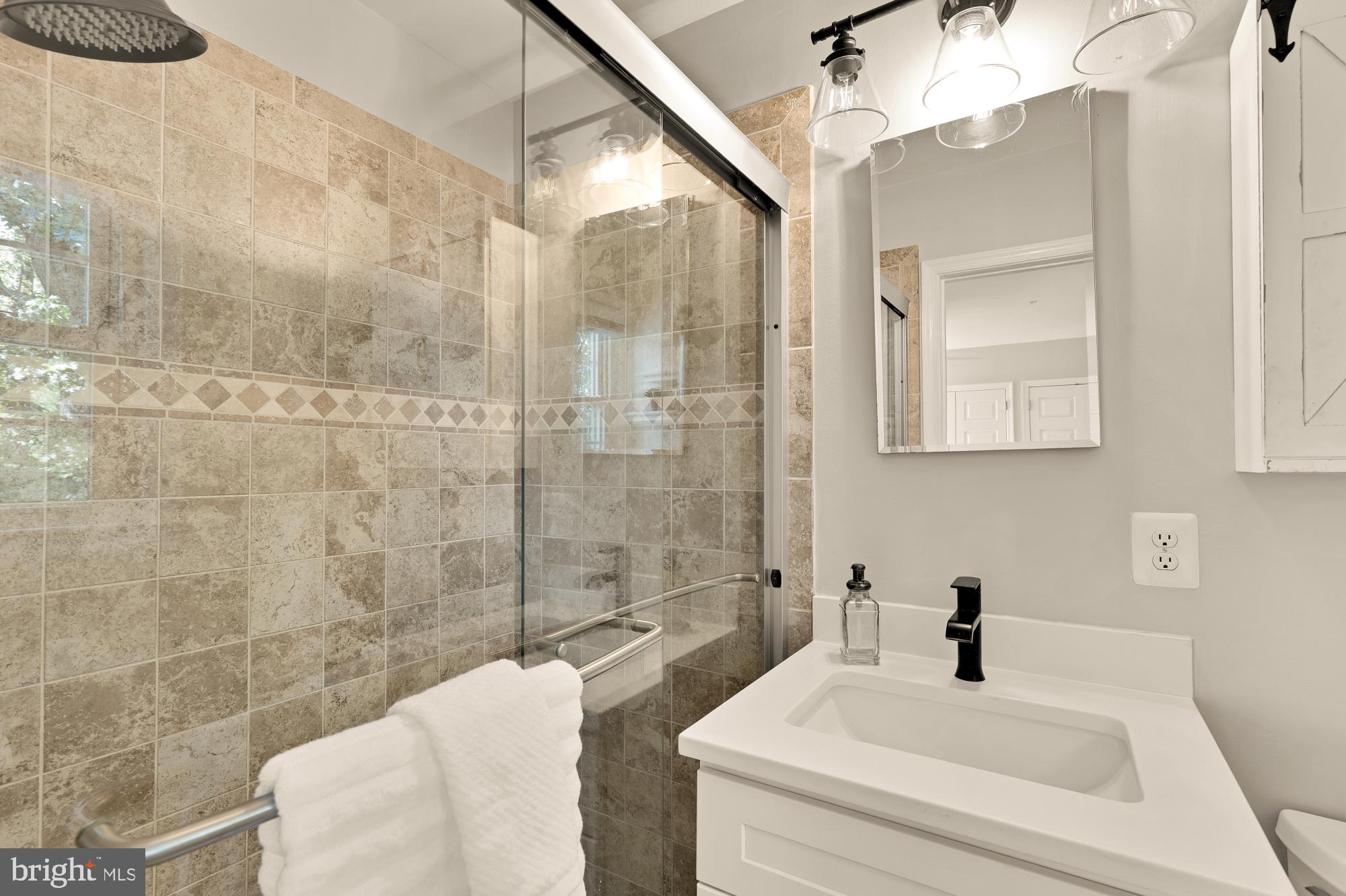 6405 Redwing Road Bethesda, MD 20817 - Photo 25 of 50 Primary Bathroom