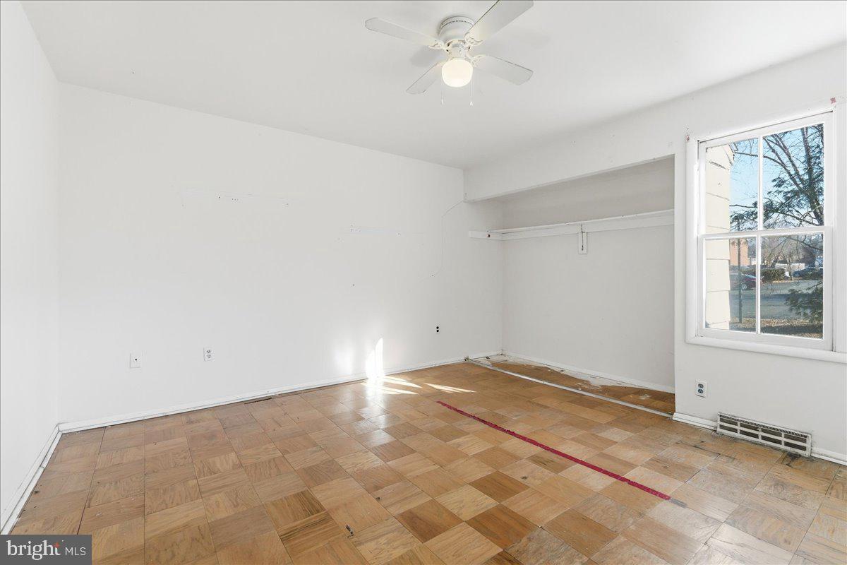 330 Shenandoah Street Southeast Leesburg, VA 20175 - Photo 12 of 17 an empty room with windows