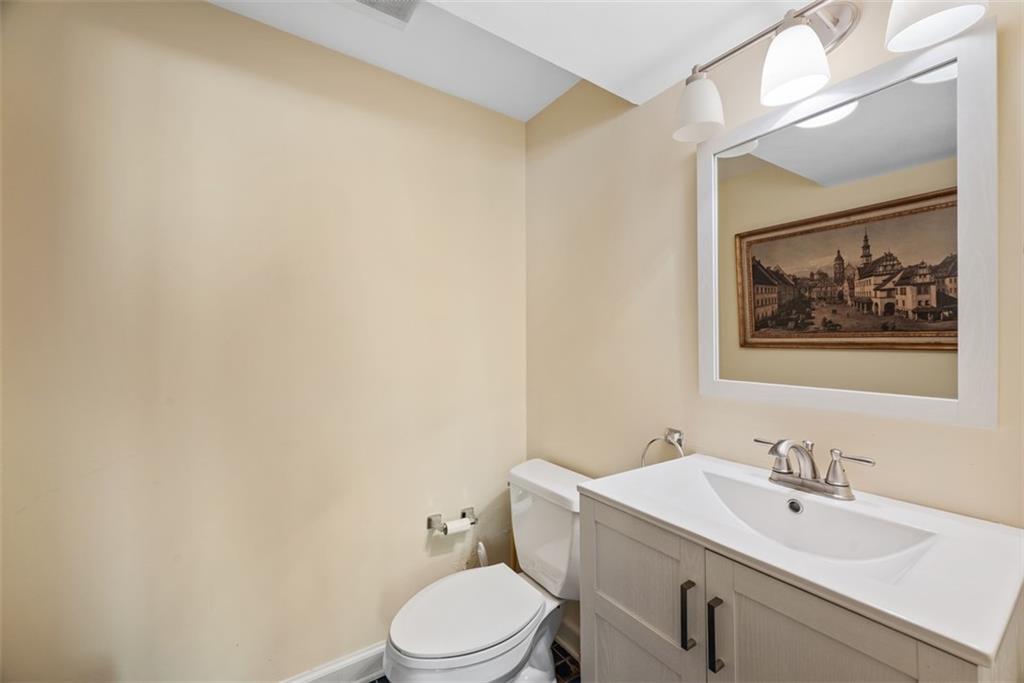 301 Hampton Road Pittsburgh, PA 15215 - Photo 26 of 47 1/2 bath on first floor
