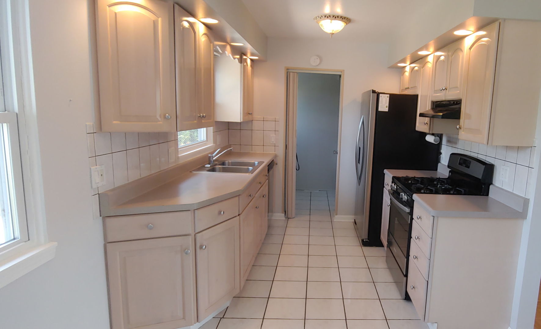 266 Trowbridge Road Elk Grove Village, IL 60007 - Photo 4 of 8