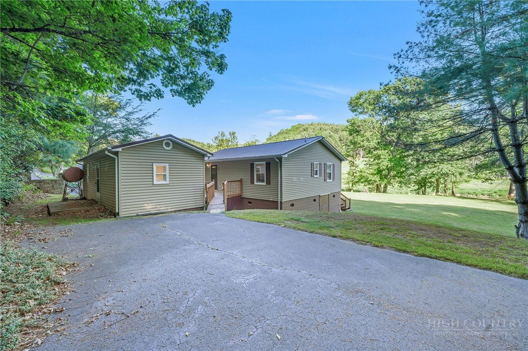 409 Ellis Road West Jefferson, NC 28694 - Photo 34 of 48