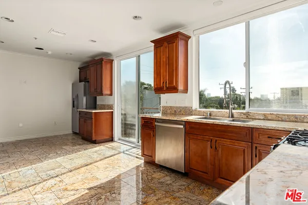 $6,095 | 632 North Kings Road, Unit 302, West Hollywood, CA 90048