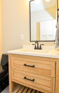 1029 Brandon Way Phoenix, OR 97535 - Photo 17 of 75 a bathroom with a sink and a mirror