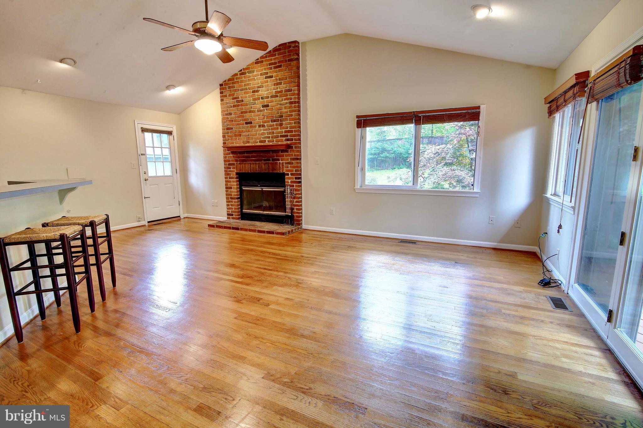 4303 Decatur Court Fairfax, VA 22030 - Photo 5 of 29 Living Room
