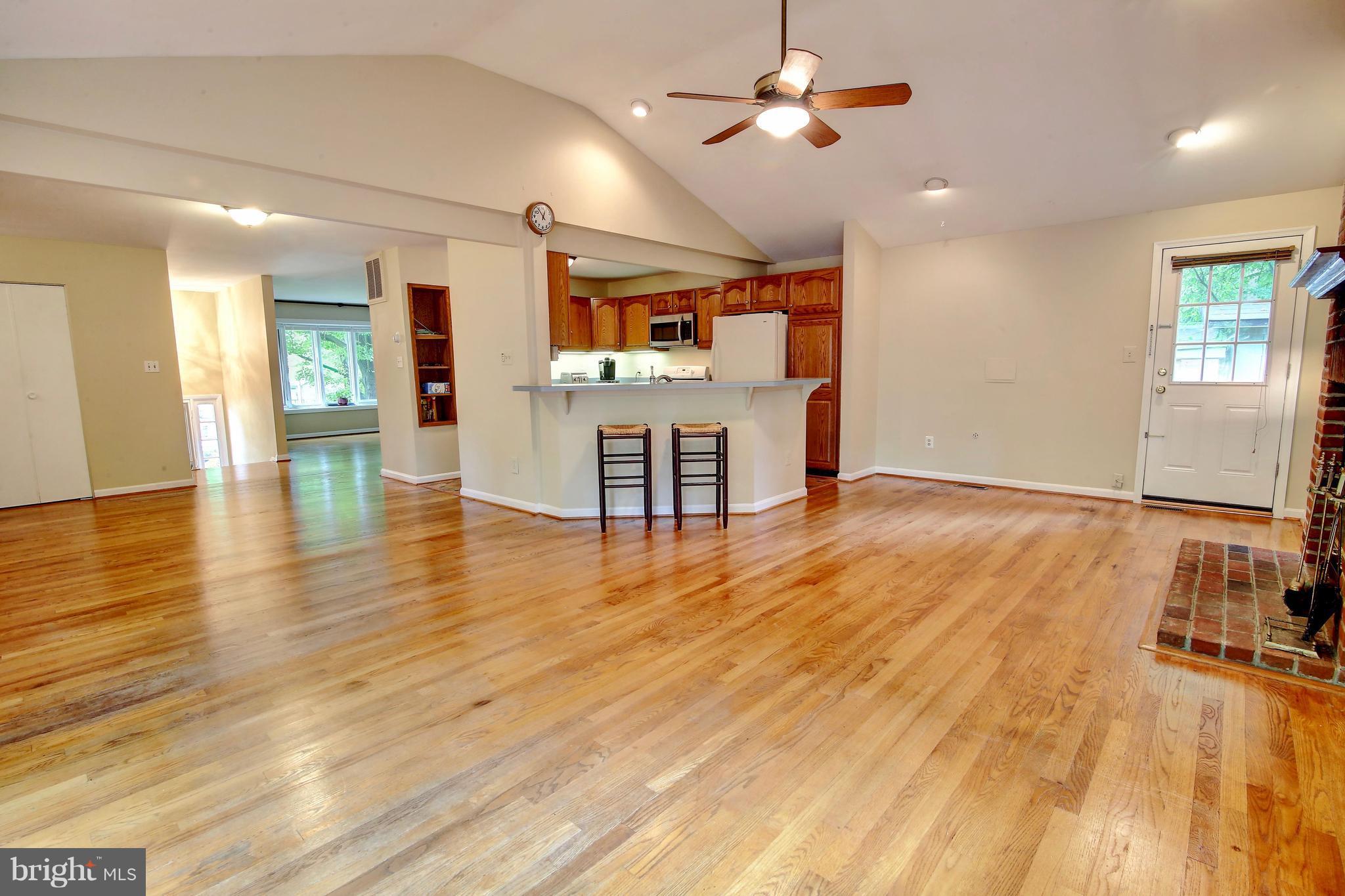 4303 Decatur Court Fairfax, VA 22030 - Photo 9 of 29 Living Room