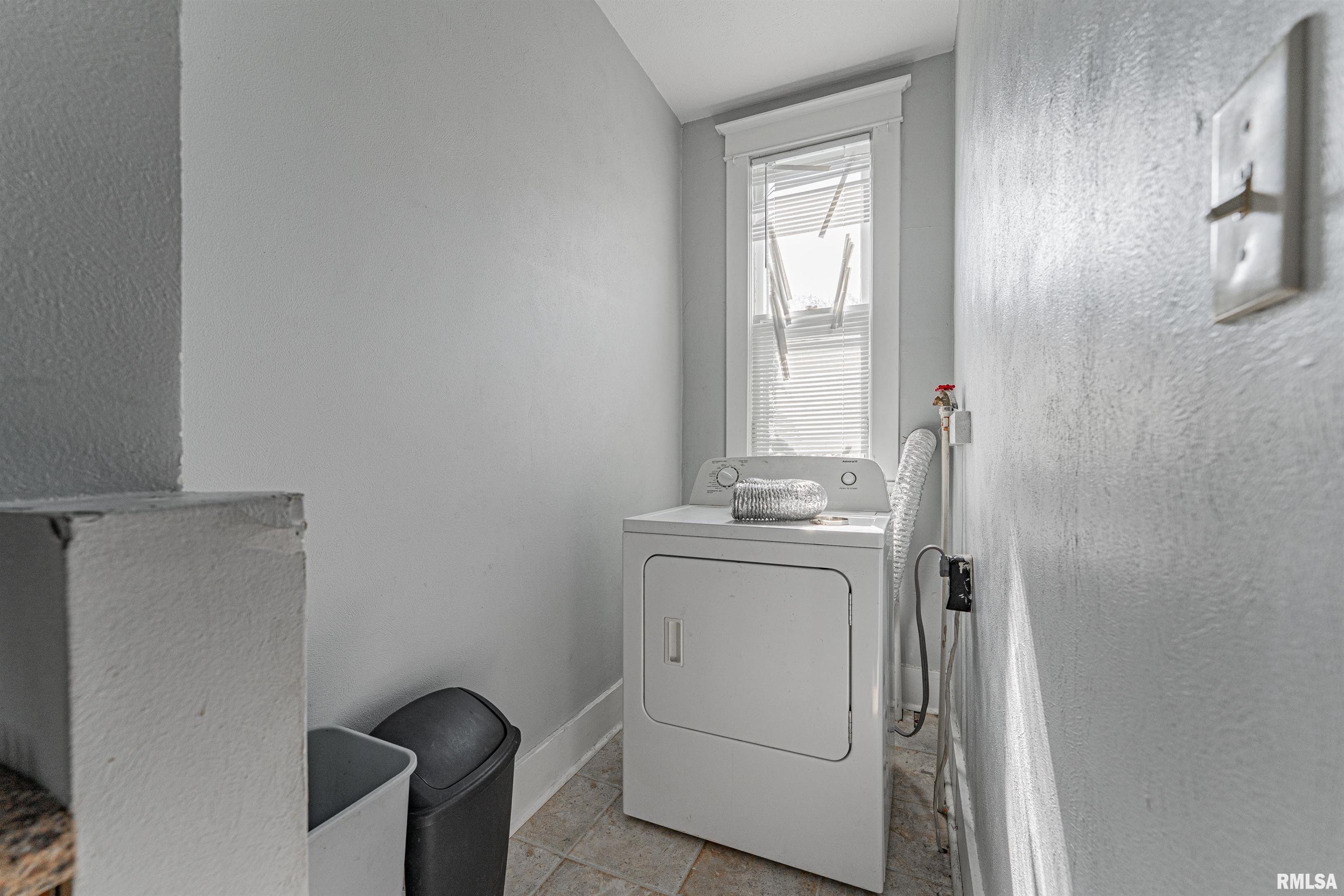 402 Wyatt Avenue Lincoln, IL 62656 - Photo 11 of 22