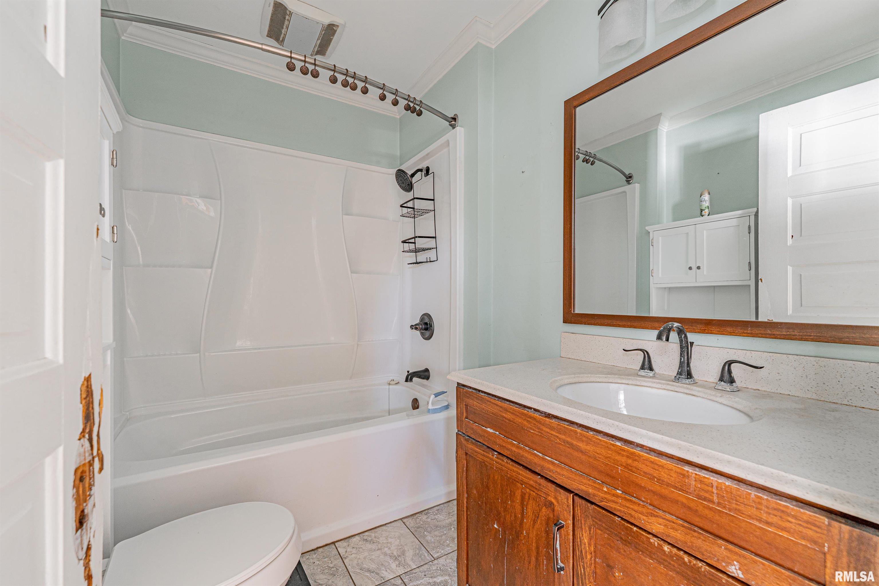 402 Wyatt Avenue Lincoln, IL 62656 - Photo 12 of 22