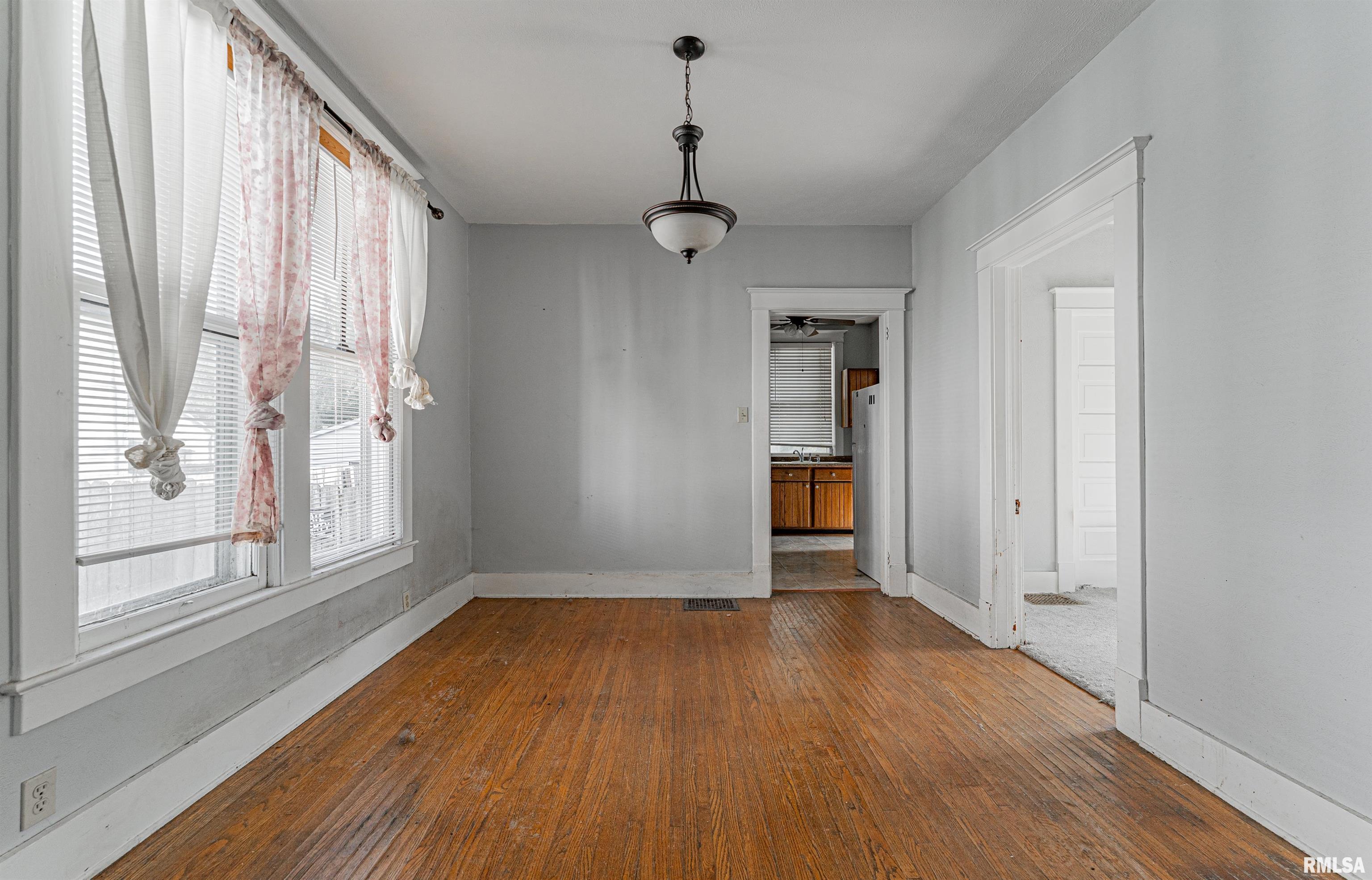 402 Wyatt Avenue Lincoln, IL 62656 - Photo 6 of 22