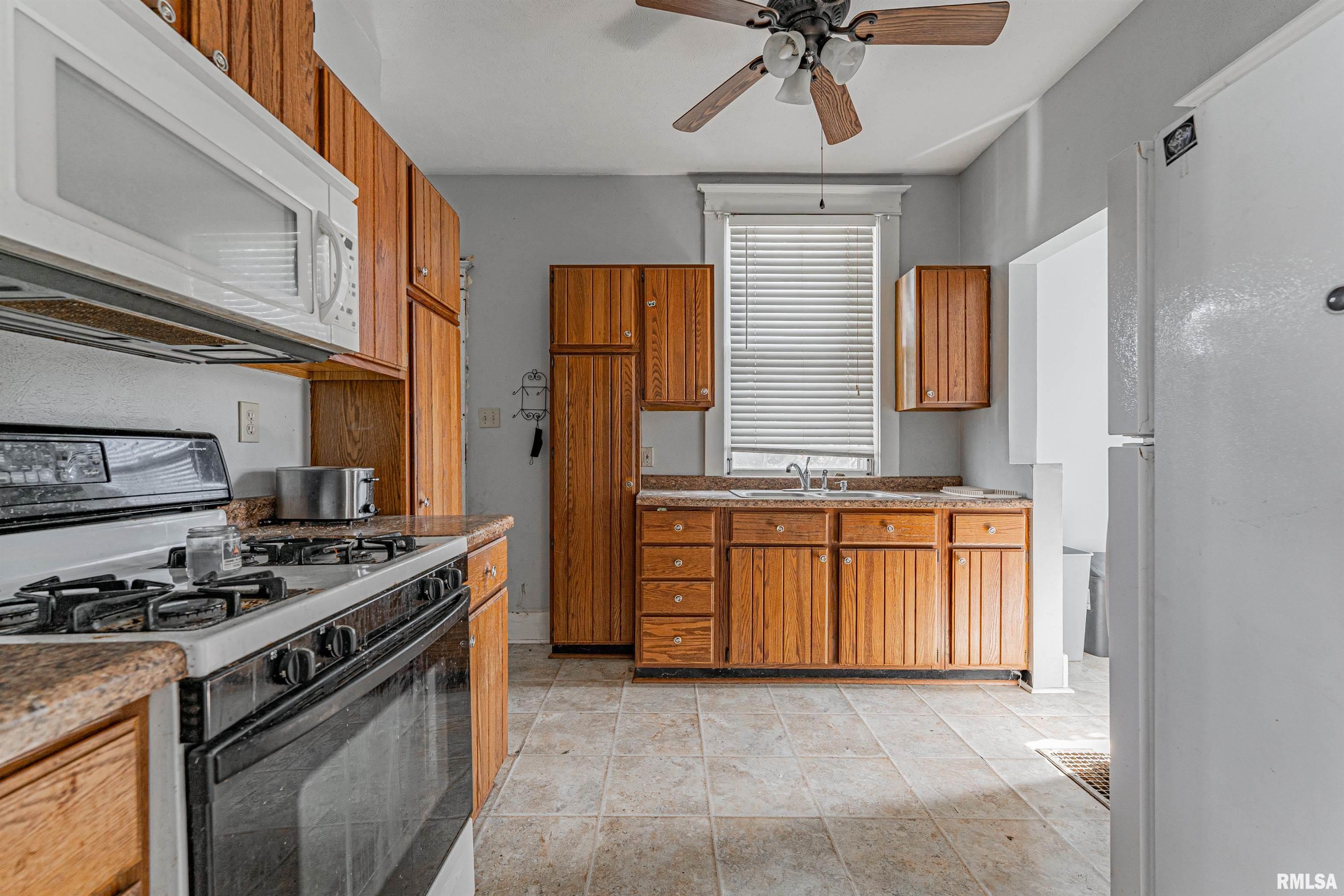 402 Wyatt Avenue Lincoln, IL 62656 - Photo 8 of 22