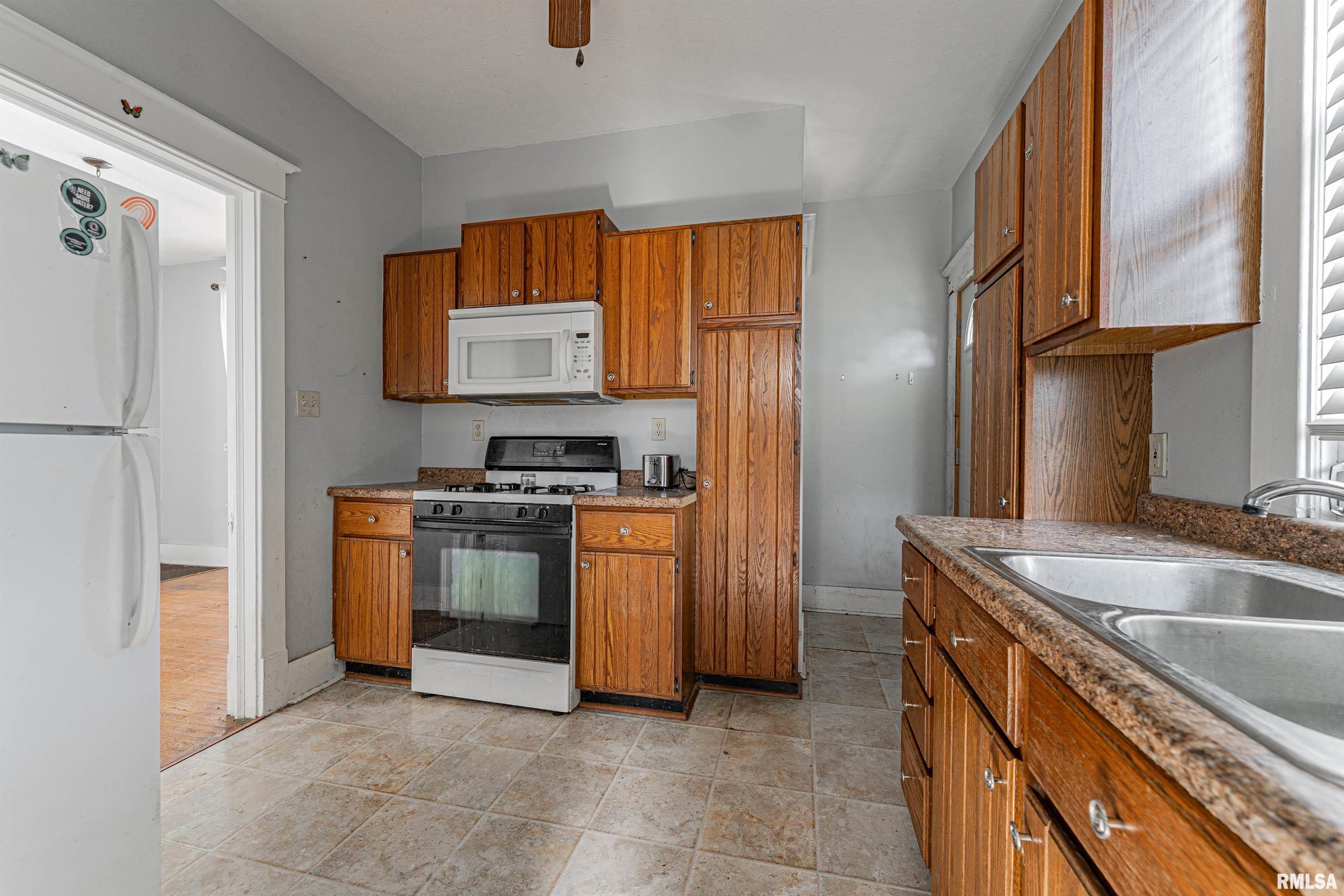 402 Wyatt Avenue Lincoln, IL 62656 - Photo 10 of 22