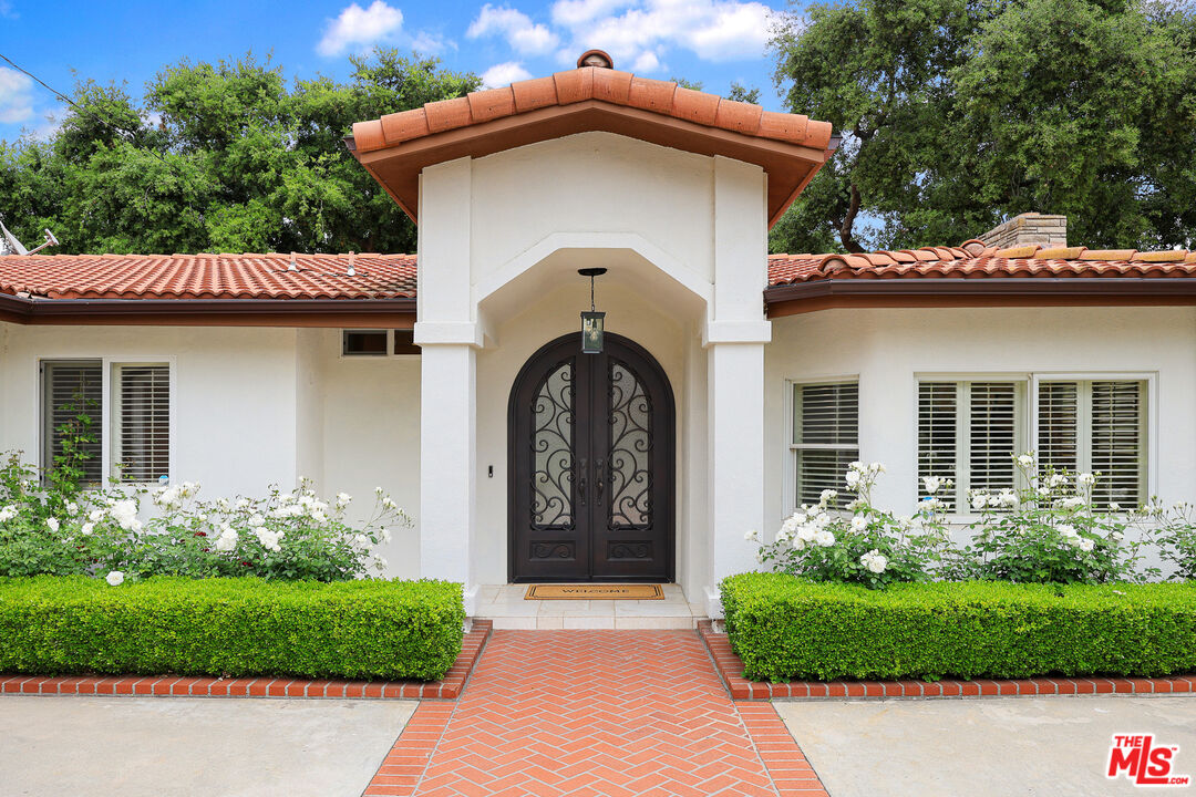 4844 Commonwealth Avenue La Canada Flintridge, CA 91011 - Photo 6 of 43 a front view of a house with a garden